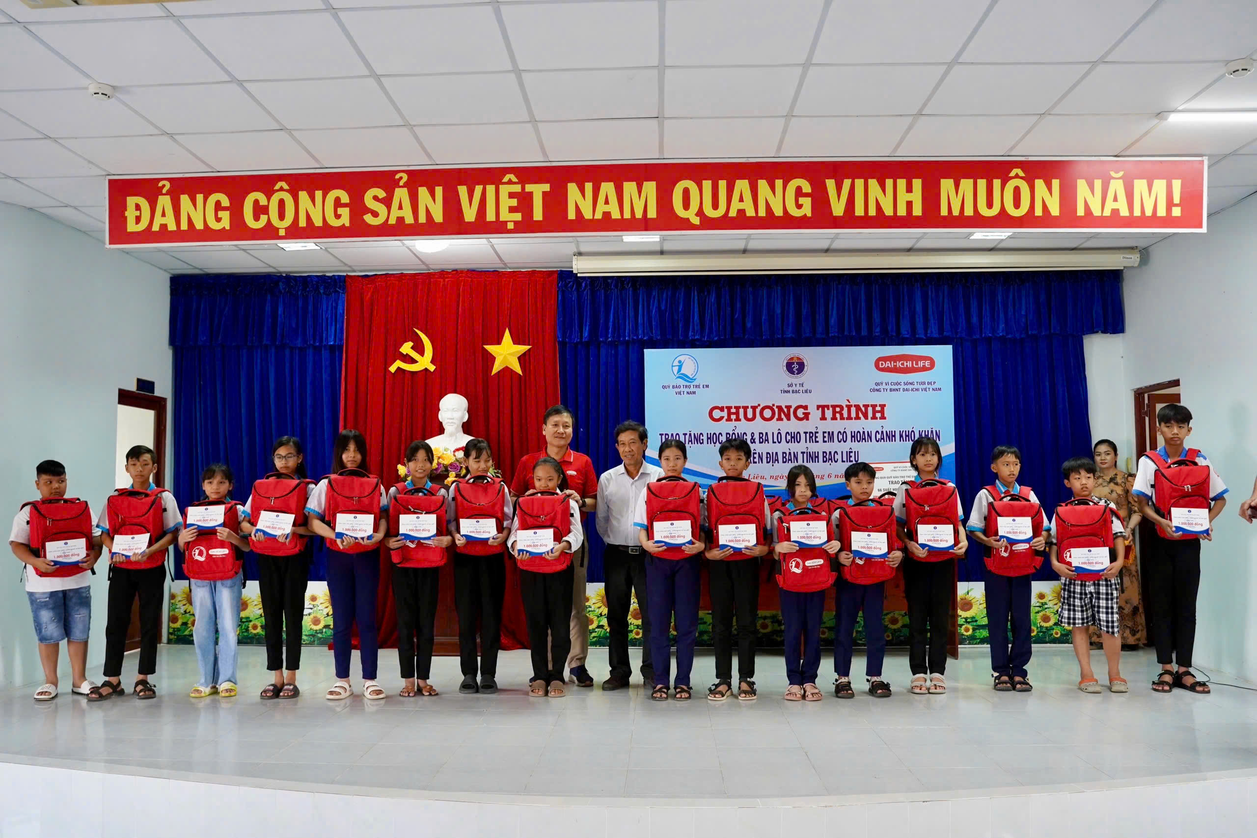 Dai-ichi Life Việt Nam trao tặng học bổng và ba lô cho trẻ em có hoàn cảnh khó khăn