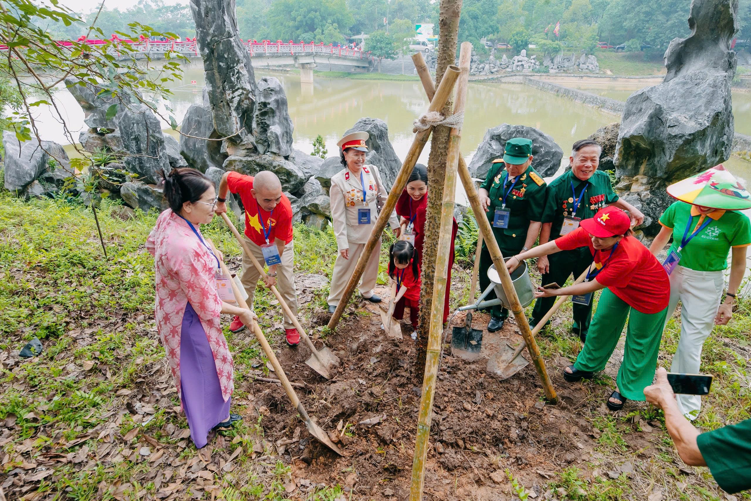phat-dong-cuoc-thi-dai-su-trong-cay-nhi-su-trong-cay-gieo-mam-xanh-huong-ve-nguon-coi-7.jpg
