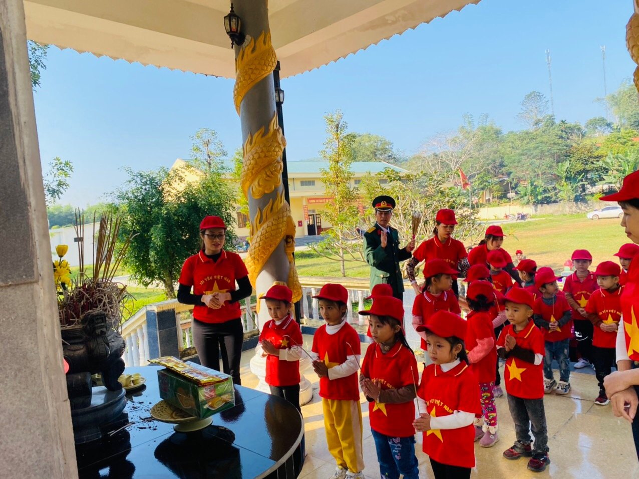Các bạn học sinh trường mầm non Châu Lý đang dâng hương tưởng nhớ công ơn các anh hùng liệt sĩ đã hy sinh để bảo vệ Tổ quốc, đem lại hoà bình cho Đất nước