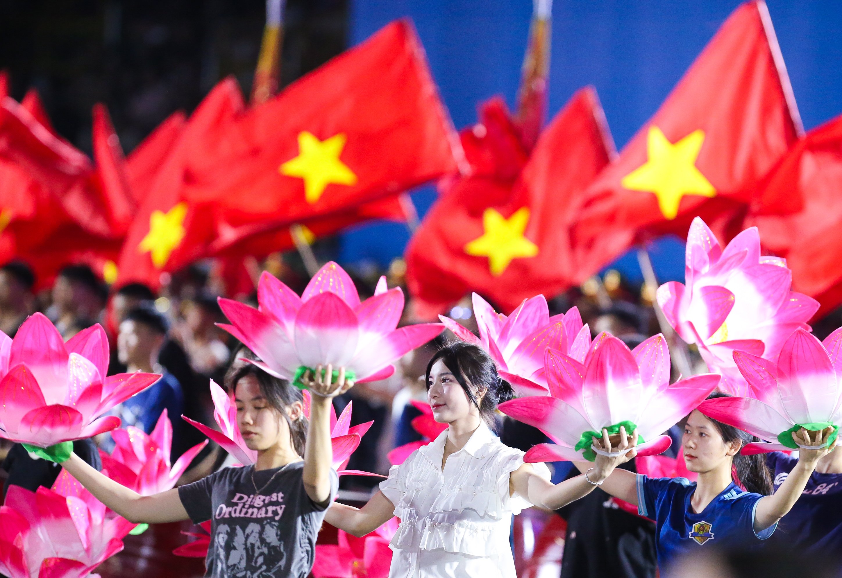 สีดอกบัวท่ามกลางป่าธง