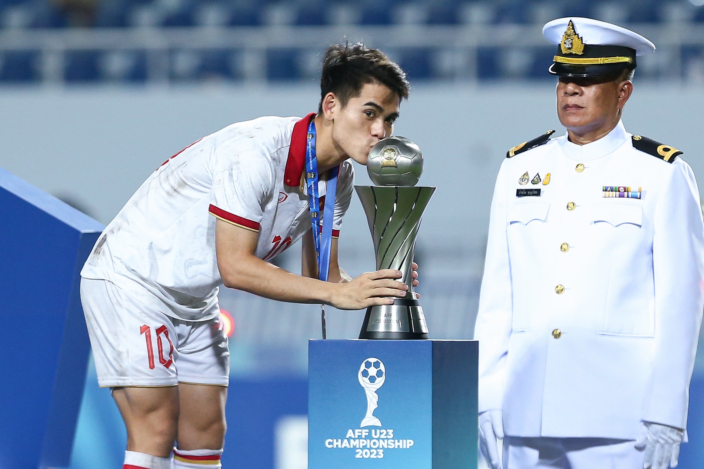 وضع خوات فان كانج قبلة على كأس بطولة جنوب شرق آسيا تحت 23 عامًا