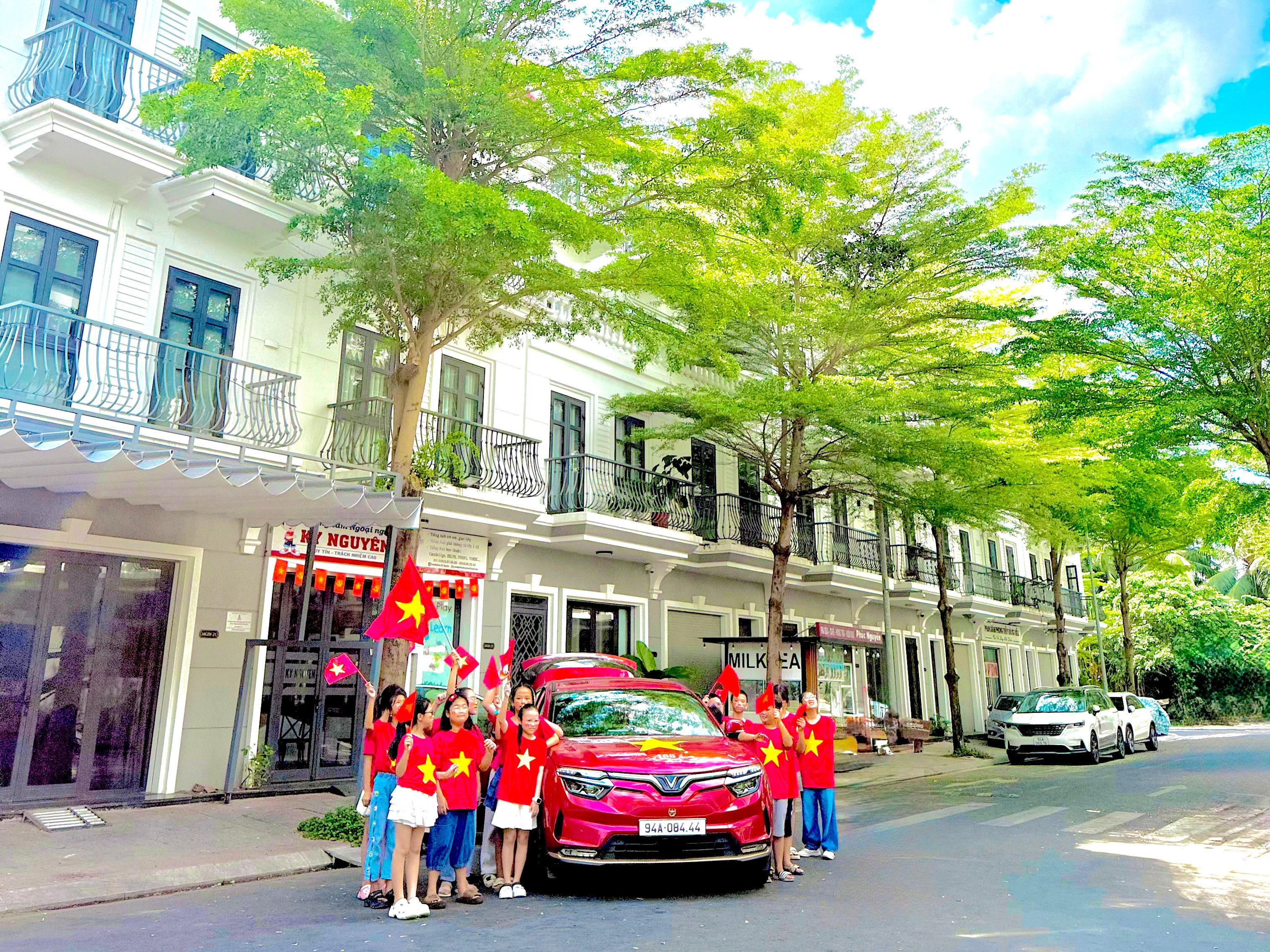 Hạnh phúc cùng cờ đỏ sao vàng bên xe công nghệ Xanh made in VietNam