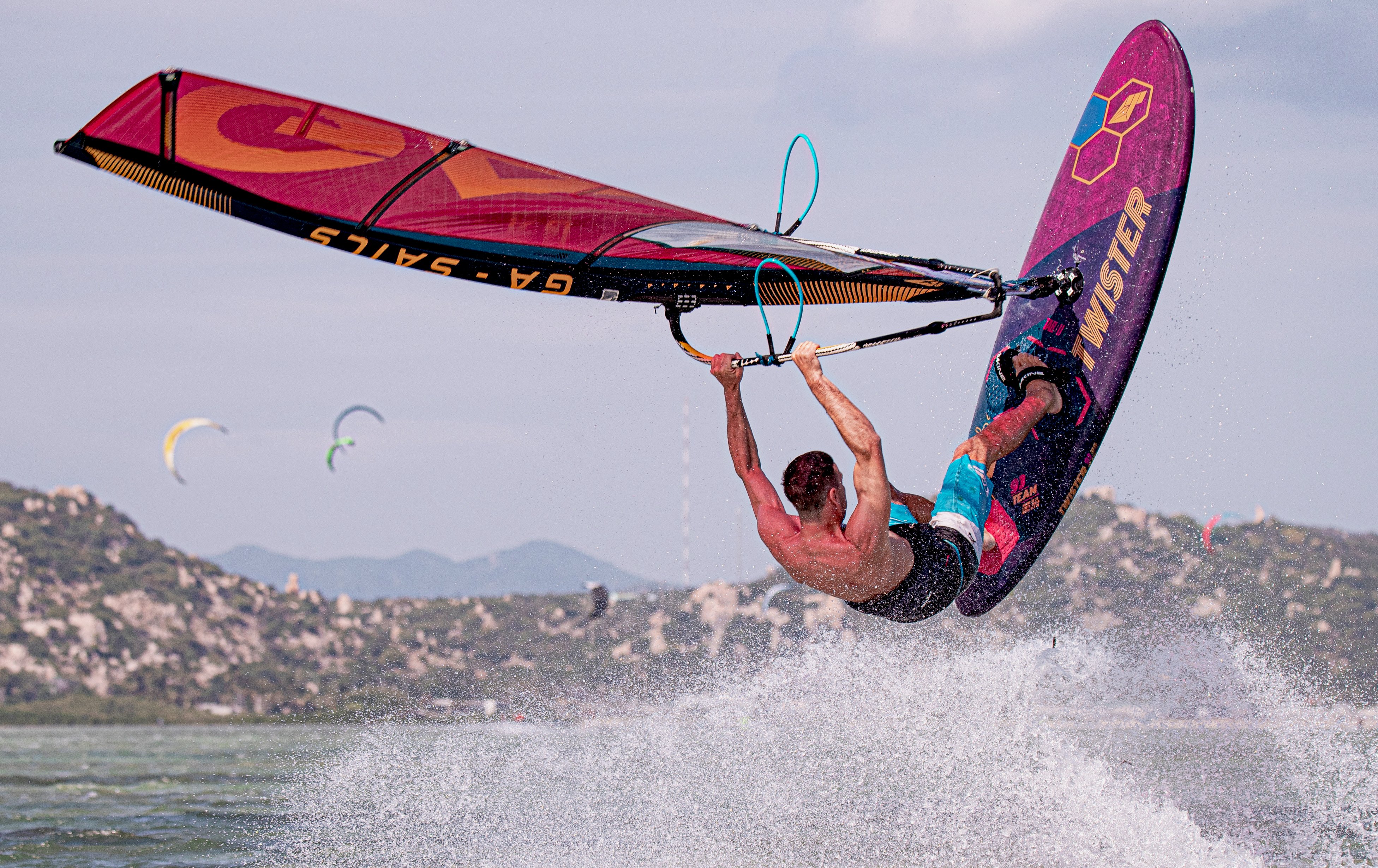 Planche à voile dans la baie de Vinh Hy