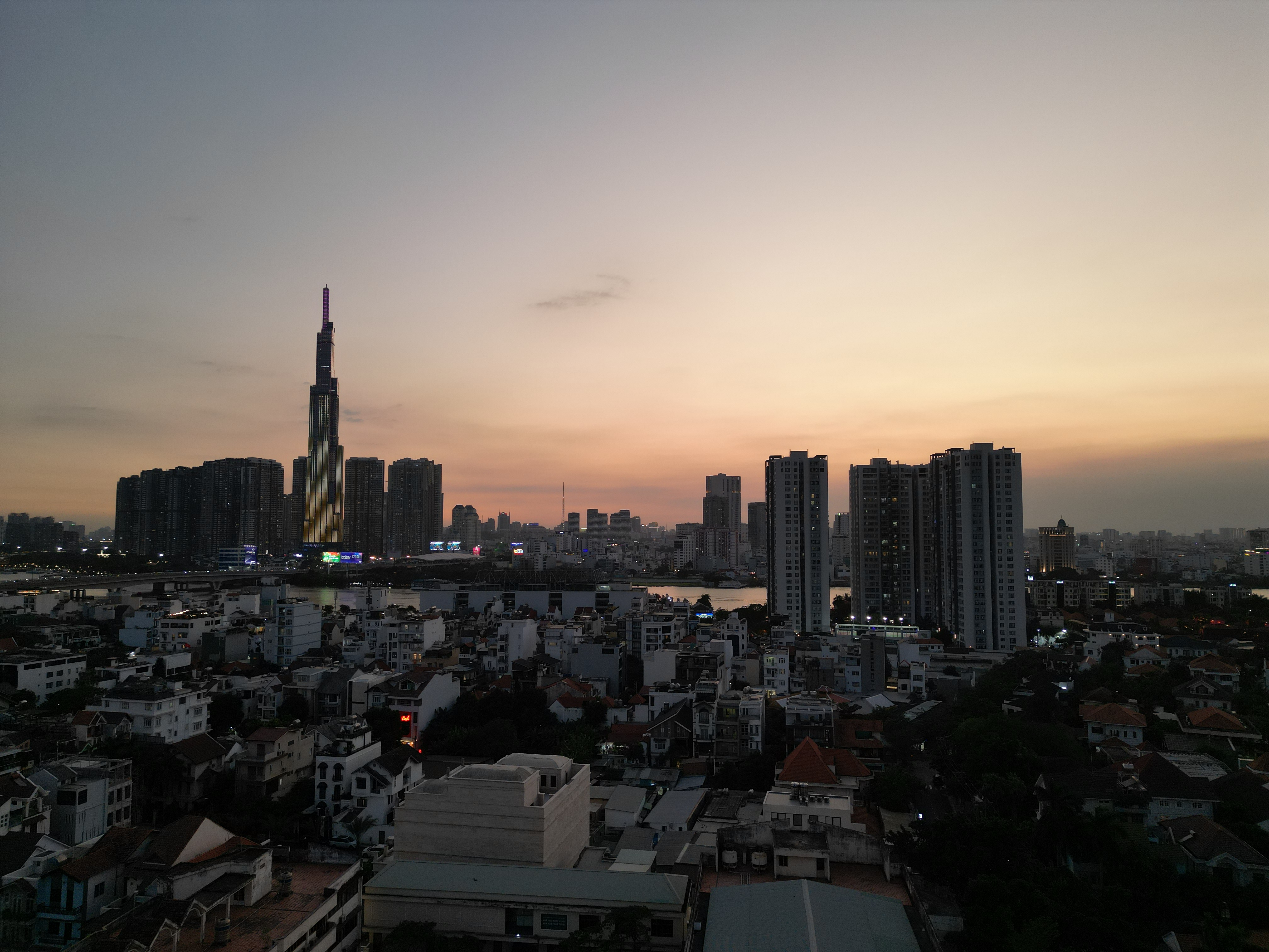 Saigon-Fluss und Wahrzeichen bei Sonnenuntergang
