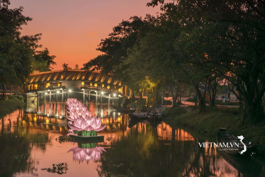 សូមស្វាគមន៍ថ្ងៃរះនៅស្ពានក្បឿង Thanh Toan ទីក្រុង Hue