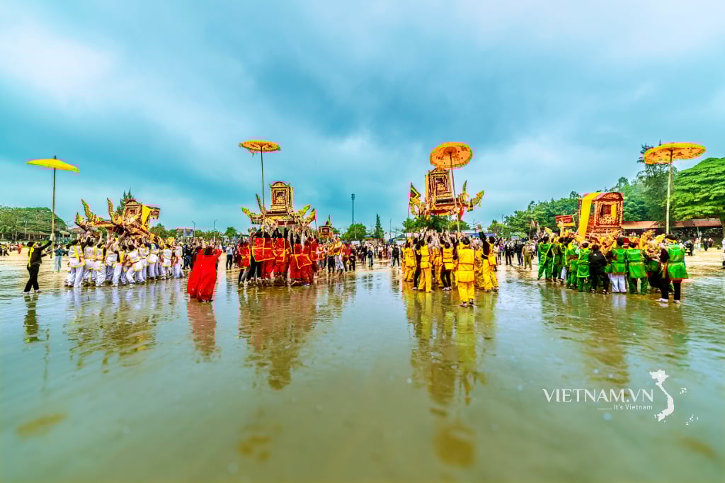 Throwing the palanquin to pray for fish.