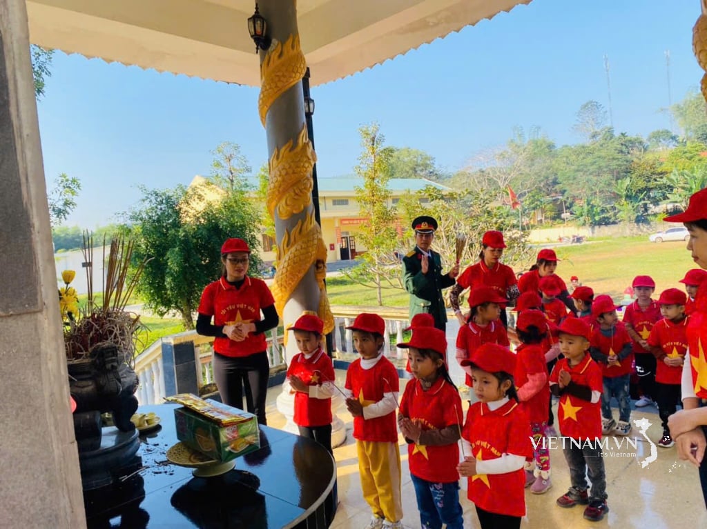 សិស្សសាលាមត្តេយ្យ ជូលី អុជធូប រំលឹកដល់វីរភាព យុទ្ធជនពលី ដែលបានពលីជីវិត ដើម្បីទទួលបានសេរីភាព និងសន្តិភាពជូនប្រទេសជាតិឡើងវិញ។