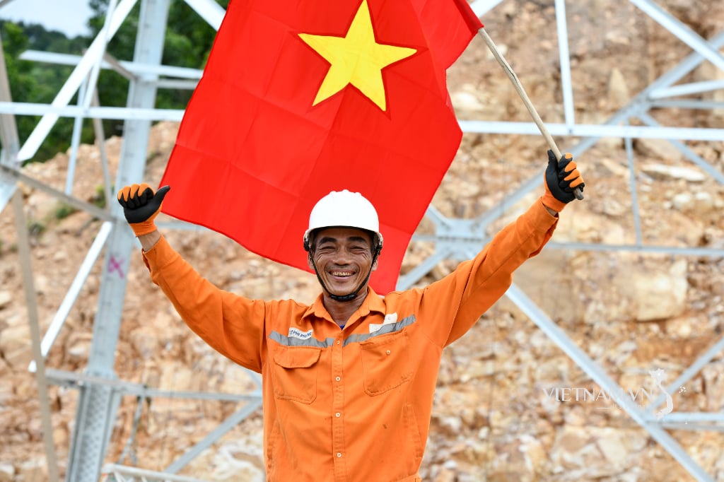 សេចក្តីអំណររបស់ជាងអគ្គិសនីនៅលើការដ្ឋានសំណង់នៃខ្សែបន្ទាត់ 500kV 3