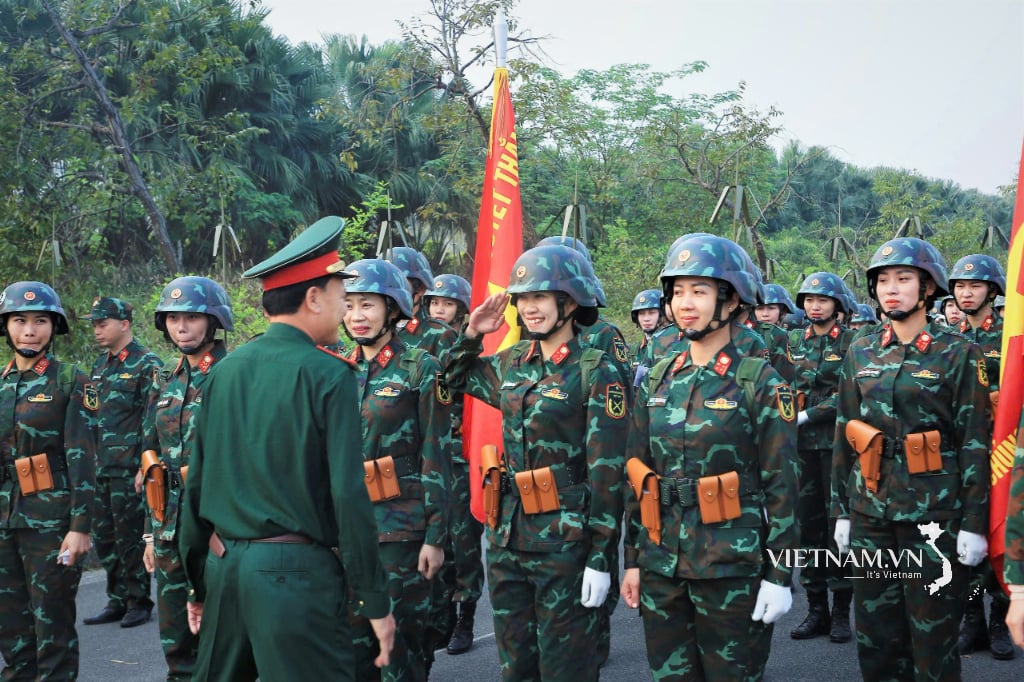 បញ្ជា​ការ​ចុះ​សួរ​សុខទុក្ខ​យោធិន​ដែល​កំពុង​ហ្វឹក​ហាត់​ទាំង​យប់​ទាំង​ថ្ងៃ​ដើម្បី​បម្រើ​នៅ​ថ្ងៃ​ទី​២ ខែ​កញ្ញា។