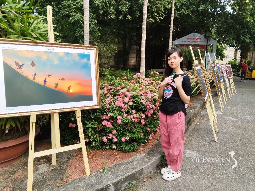 ผู้ชมจำนวนน้อยพร้อมภาพถ่ายเวียดนามแสนสุข