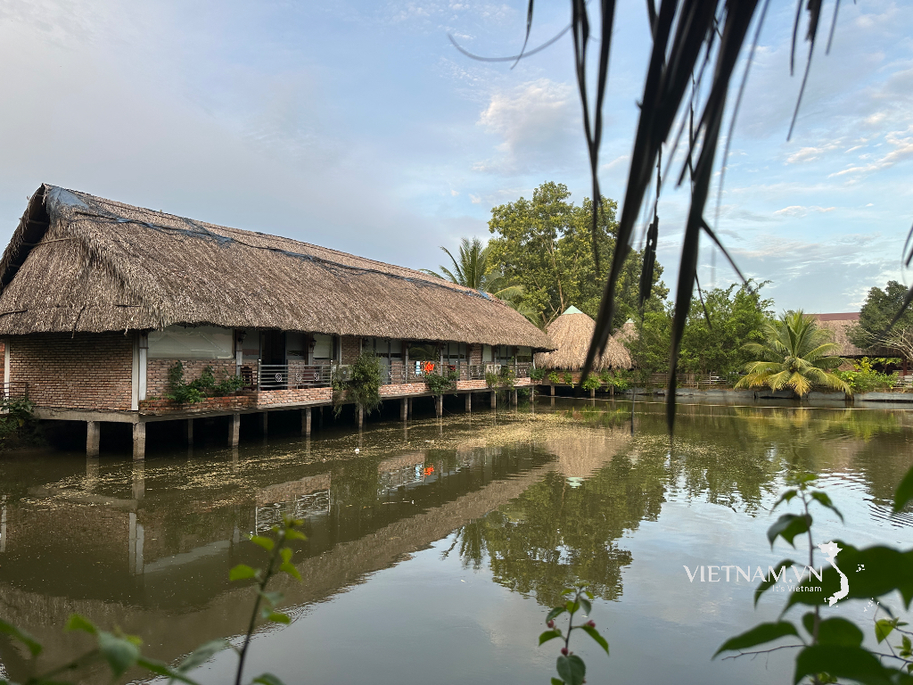 មាត់ទន្លេ និងផ្ទះឈើប្រណិត