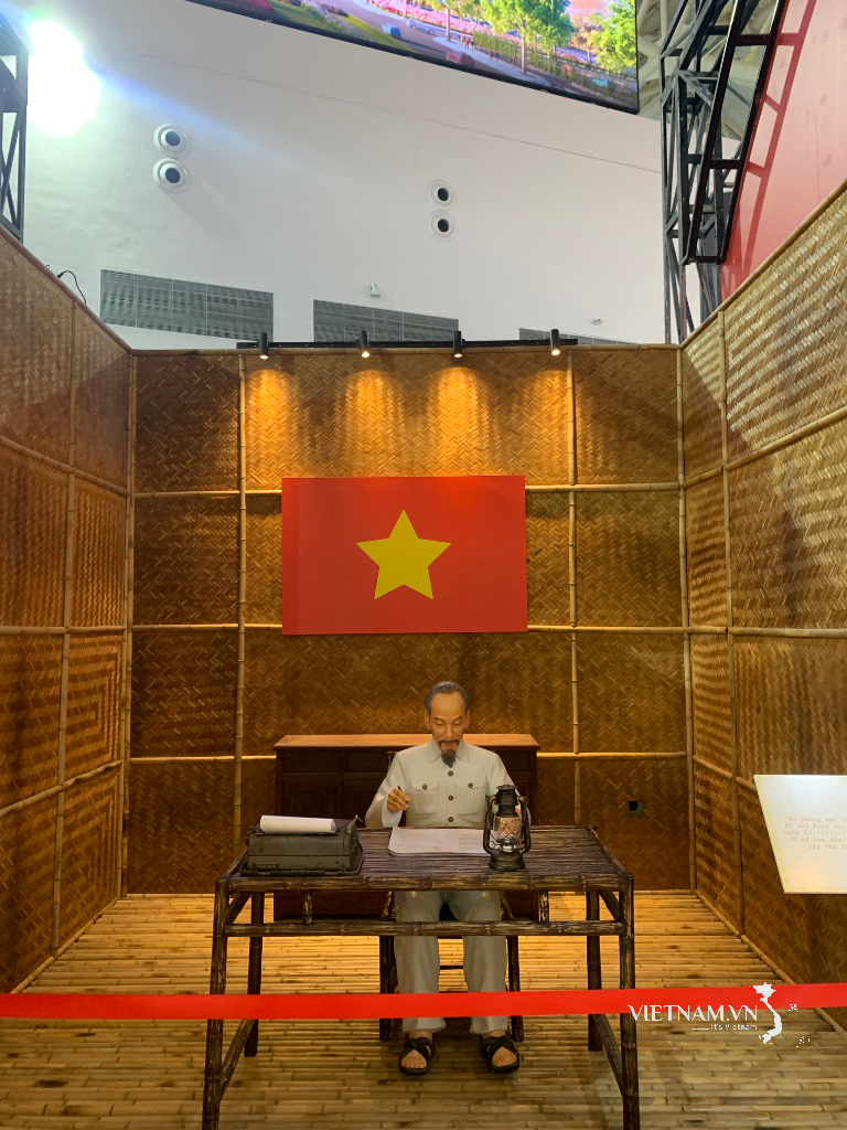 hình ảnh Bác Hồ bên bàn làm việc