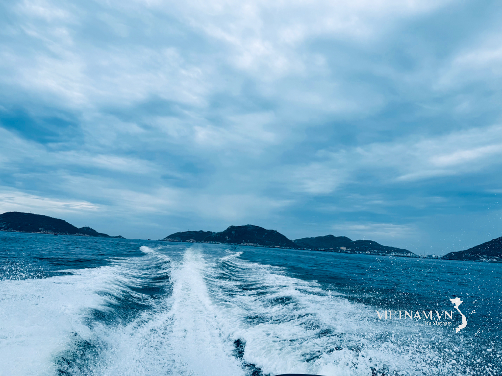 Le navire fend les vagues transportant de nouveaux voyages