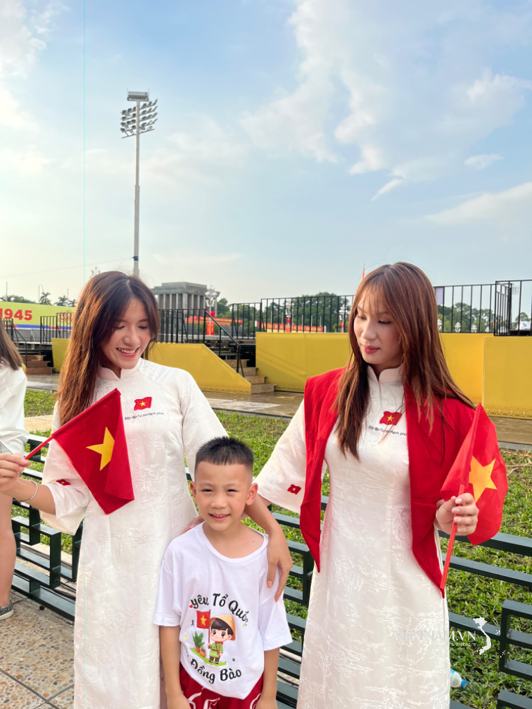 Senyum dengan bintang merah dan kuning
