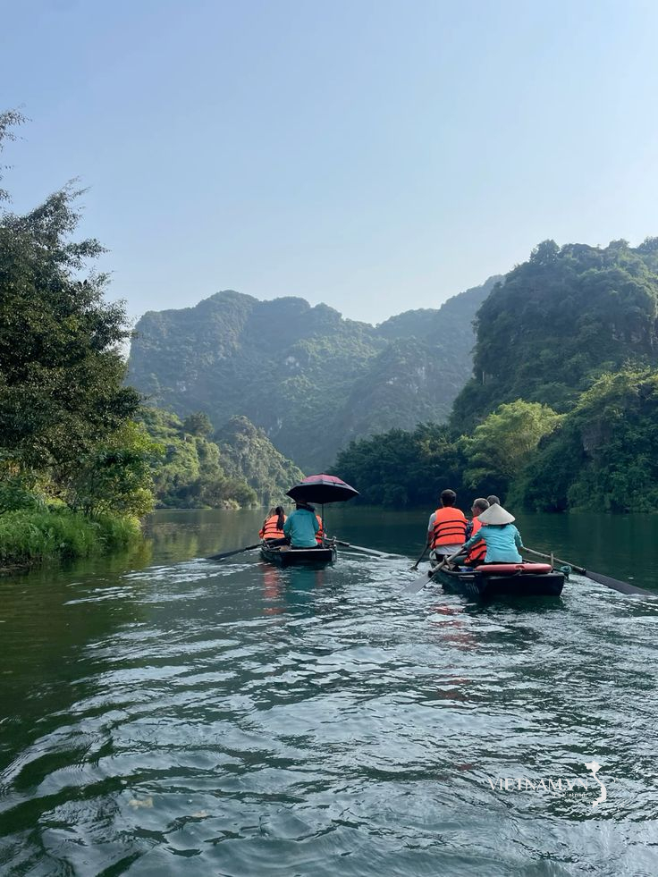 Krásná scenérie řeky Ninh Binh