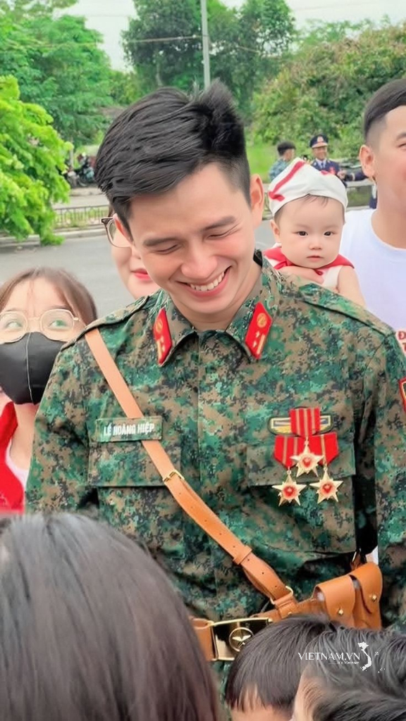 nụ cười hạnh phúc người chiến sĩ