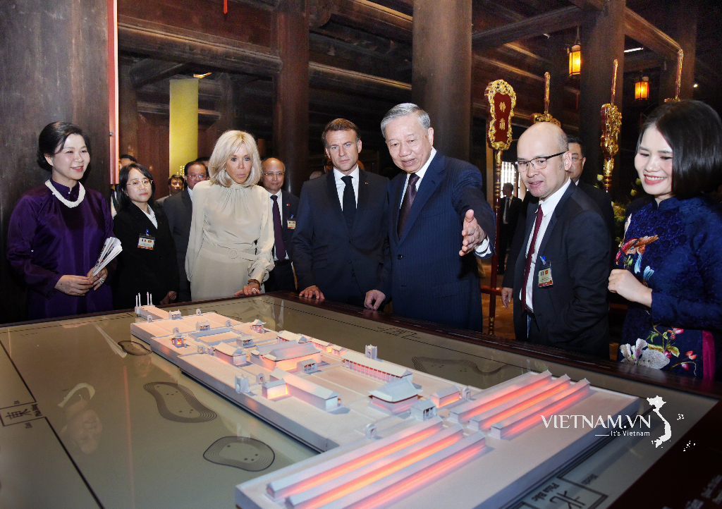 Setiausaha Agung Kepada Lam dan isterinya Ngo Phuong Ly memperkenalkan Kuil Kesusasteraan kepada Presiden Perancis Emmanuel Macron dan isterinya Brigitte Macron.