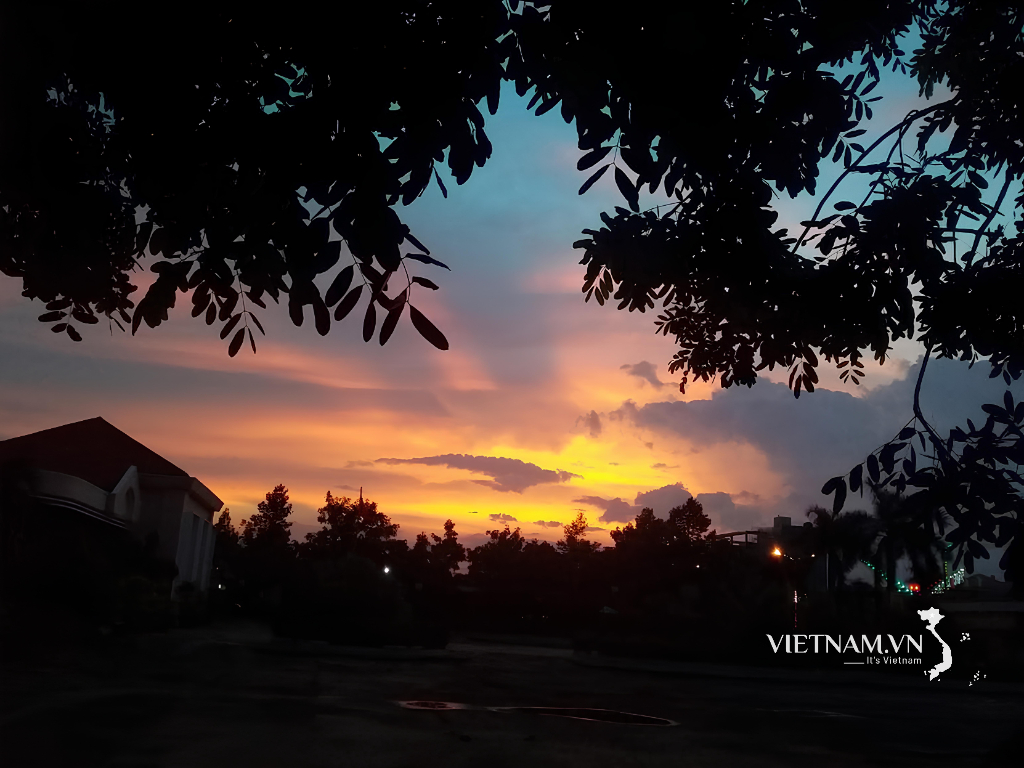 ថ្ងៃលិចនៅមុខផ្ទះ