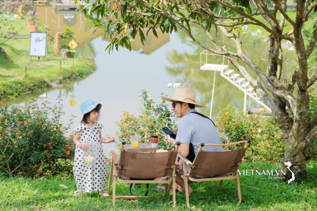 រូបភាព​ឪពុក​និង​កូន​តាម​អូរ