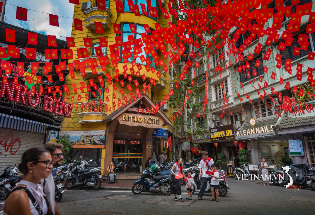 អ្នកទេសចរបានជួបនឹងទីក្រុងហាណូយដែលពោរពេញទៅដោយទង់ជាតិពណ៌ក្រហមជាមួយនឹងផ្កាយពណ៌លឿង។