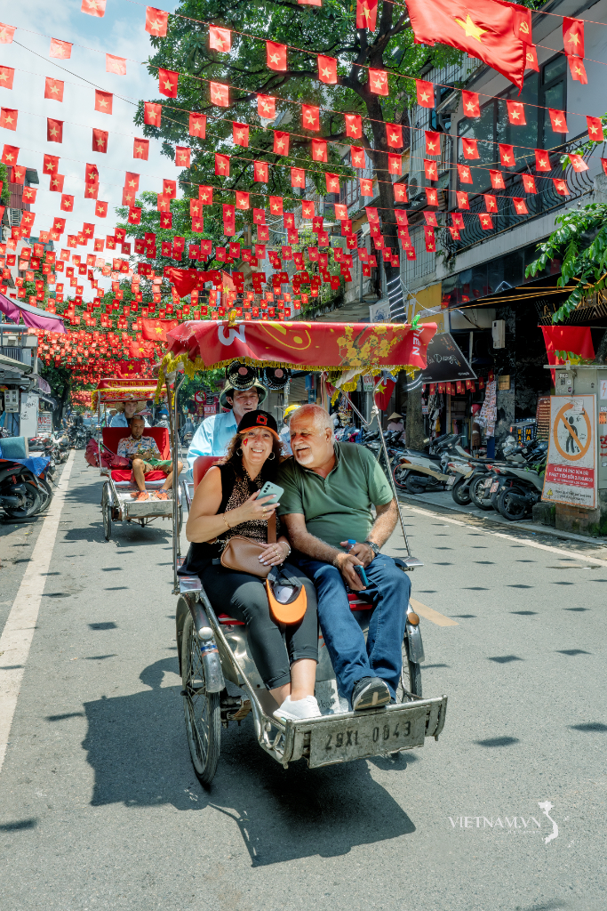 Hanoi Cyclo Experience - Romantic Journey Through the Old Quarter
