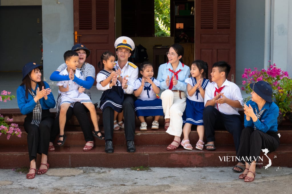 YOUNG BUDS ON A REMOTE ISLAND-7