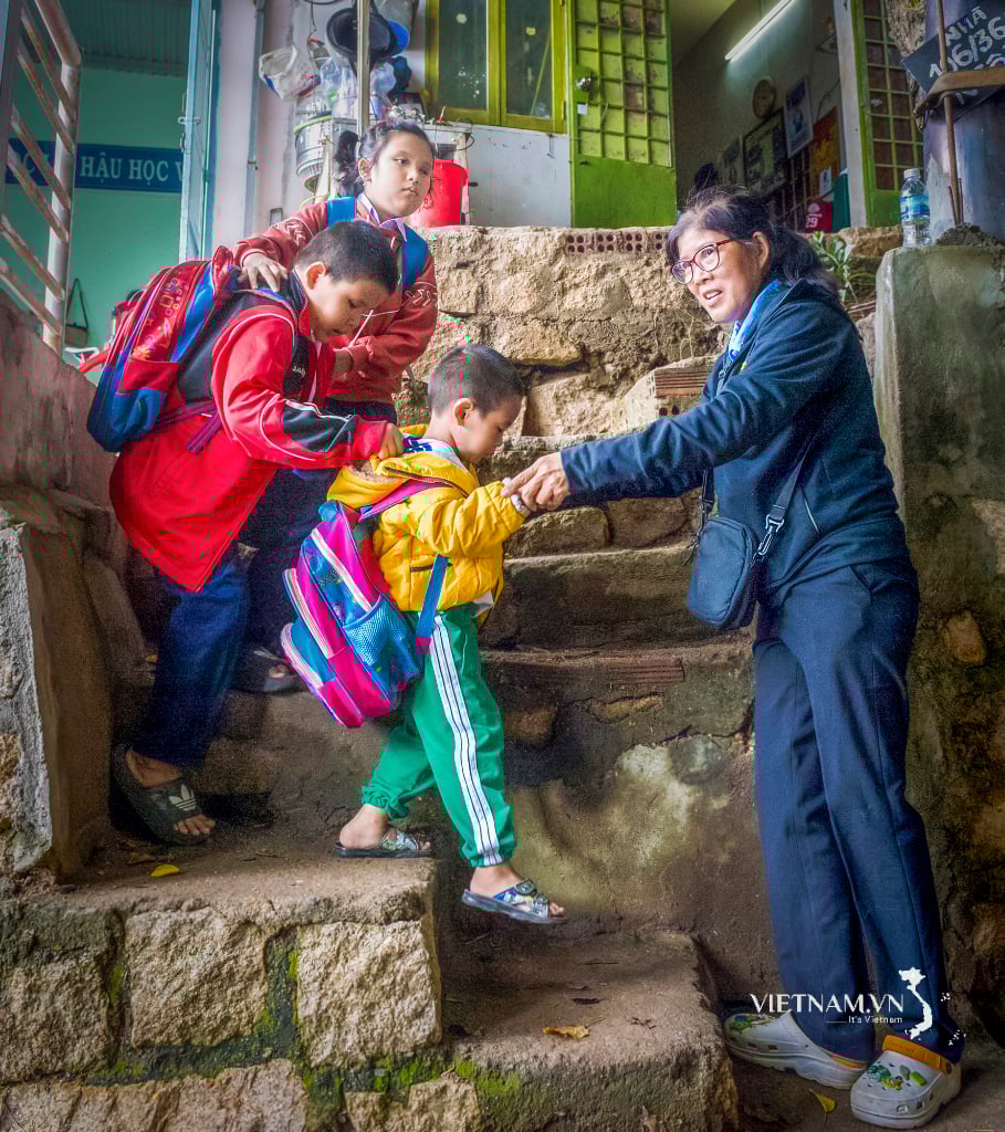 KIND MOTHER OF FOREIGN CHILDREN-7