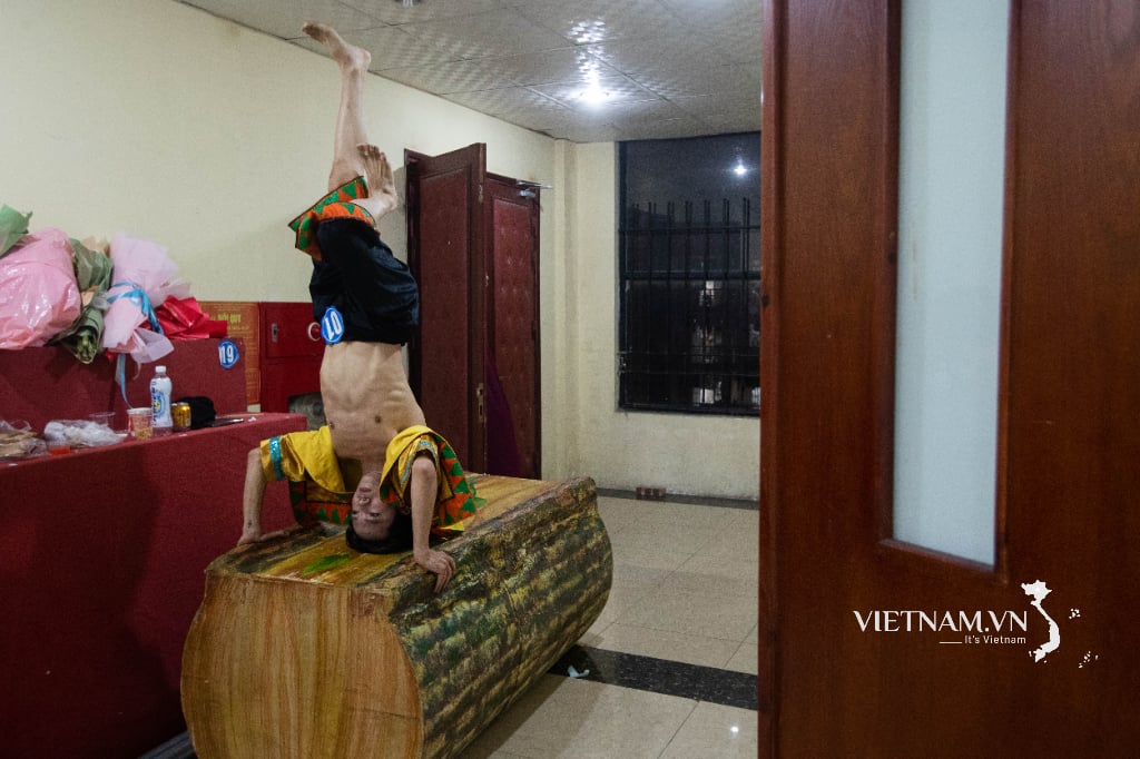 មើលសិស្សសាលារាំនៅលើឆាកសម្រាប់ការសម្តែងបញ្ចប់ការសិក្សា-1