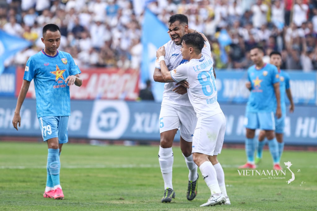 The moment of joy of Nam Dinh FC players and fans after winning the Vleague-1