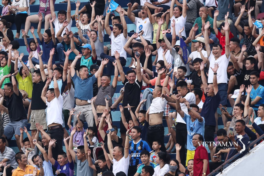 The moment of joy of Nam Dinh FC players and fans after winning the Vleague-2