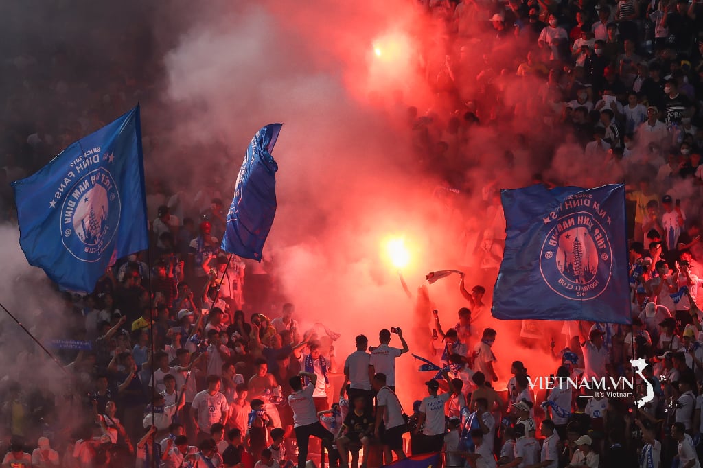 The moment of joy of Nam Dinh FC players and fans after winning the Vleague-3