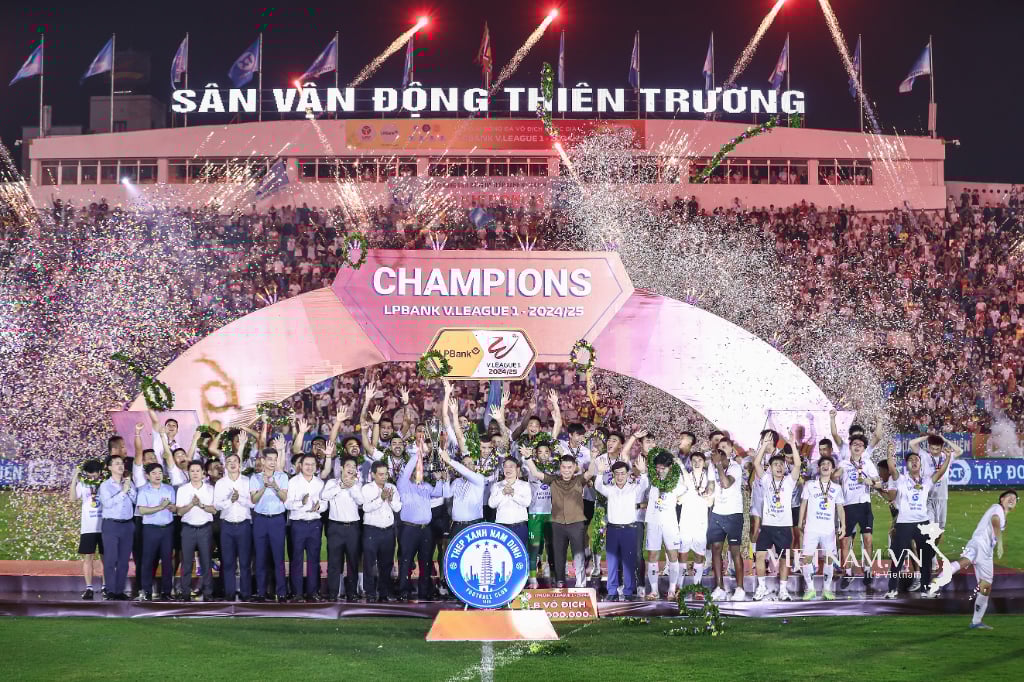The moment of joy of Nam Dinh FC players and fans after winning the Vleague-4