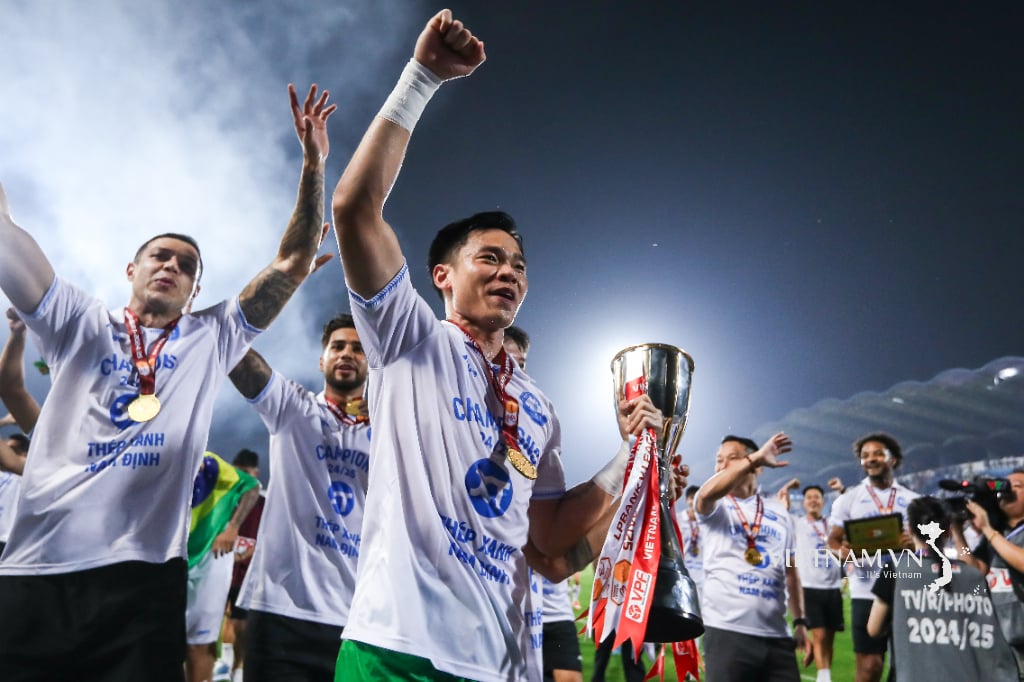The moment of joy of Nam Dinh FC players and fans after winning the Vleague-5
