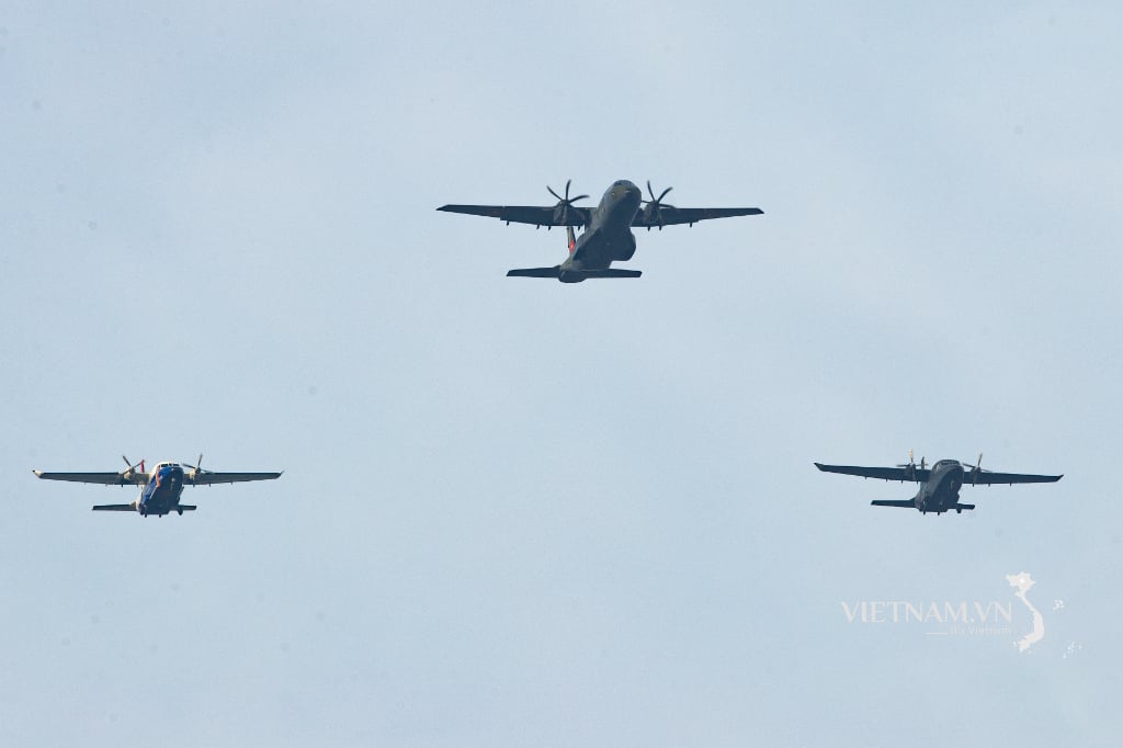 La brigade aérienne 918 s'entraîne activement à transporter des avions pour la mission A80-6