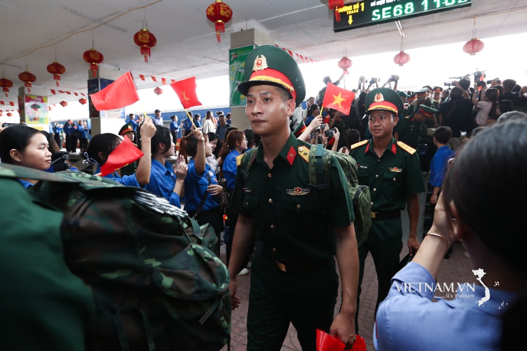 Les blocs du défilé du Sud étaient radieux lorsque le train est arrivé à la gare de Hanoi.-2