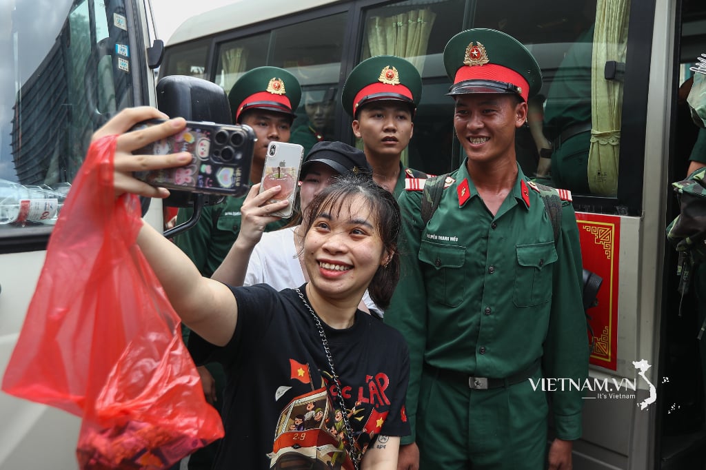 Les blocs du défilé du Sud étaient radieux lorsque le train est arrivé à la gare de Hanoi.-4