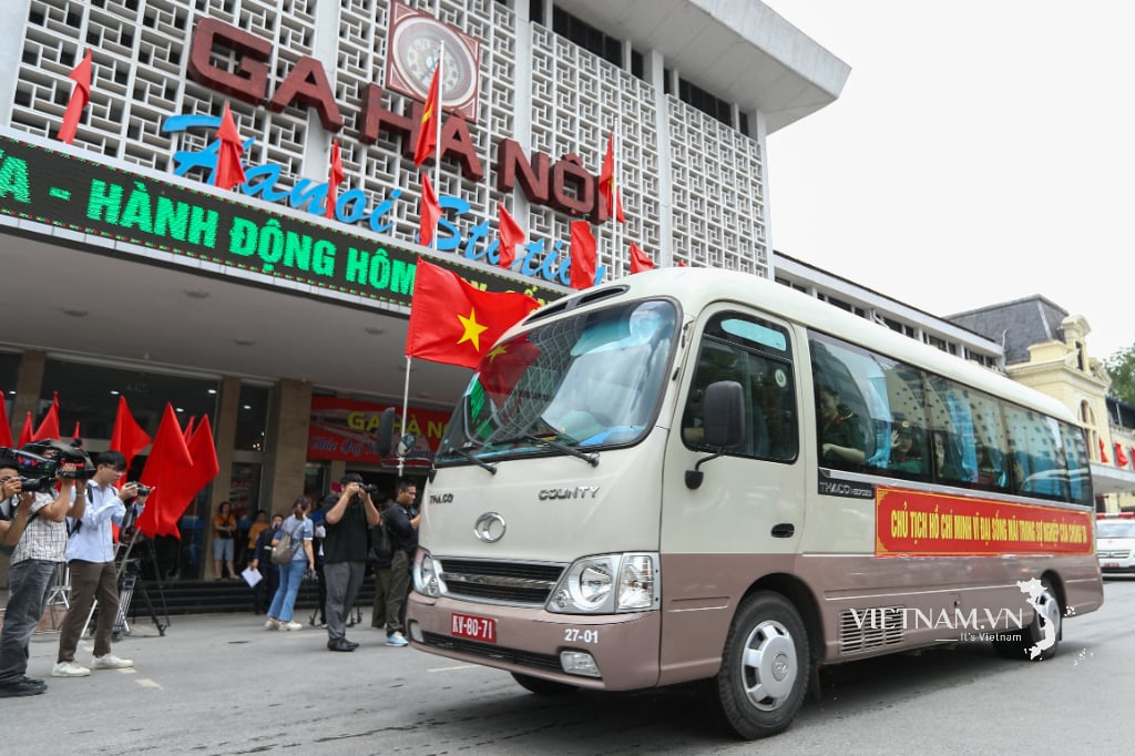 Les blocs du défilé du Sud étaient radieux lorsque le train est arrivé à la gare de Hanoi.-7
