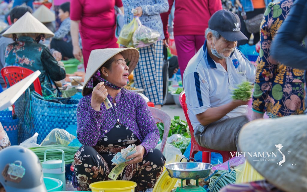 Preparativos del Tet en el mercado de Vi Thanh