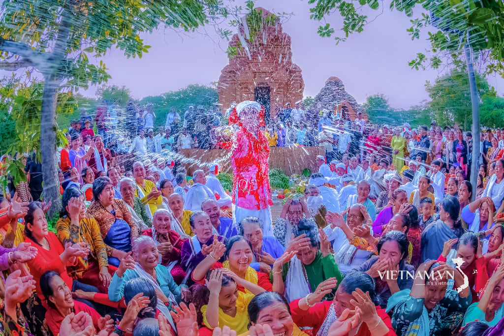 Nghi thức cầu an trong lễ hội KaTe