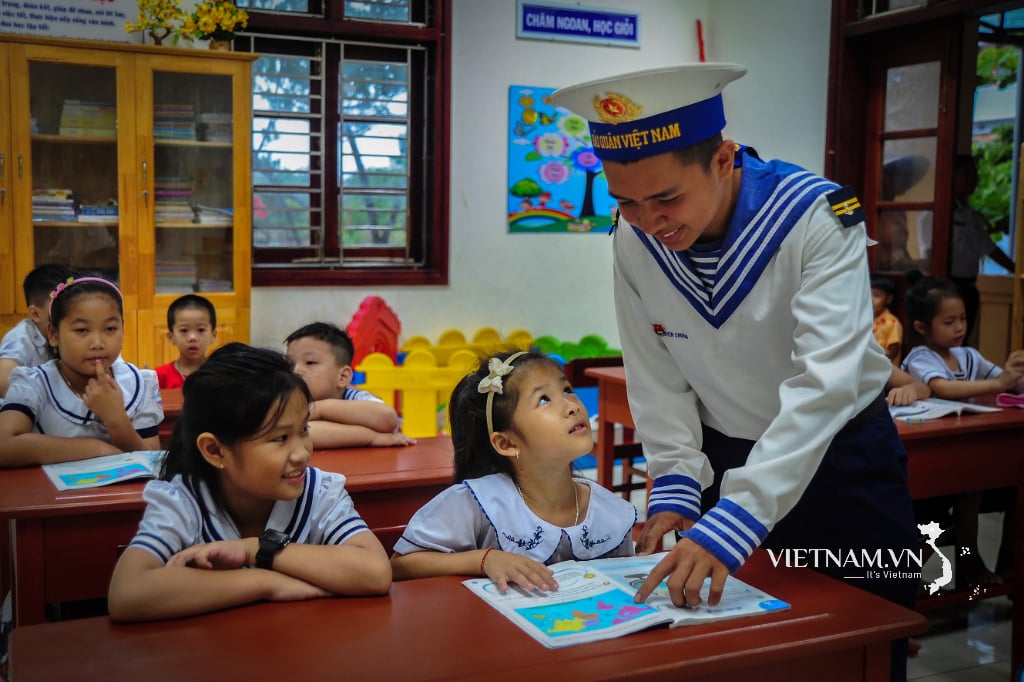 Aula scolastica sull'isola di West Island (Isole Spratly)