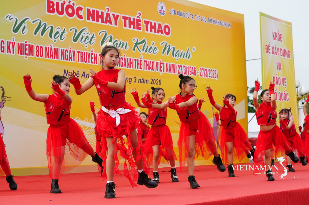 Màn nhảy khai mạc chương trình "Bước nhảy Thể thao - Vì một Việt Nam khoẻ mạnh"