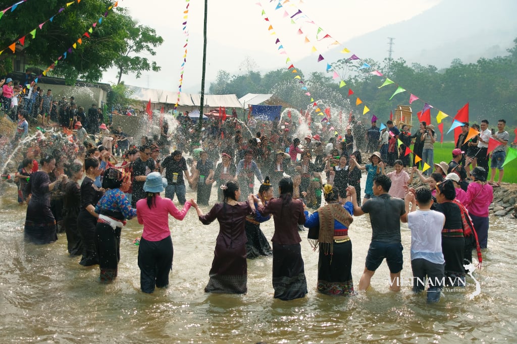 Bailes y cantos durante el festival del agua (Bun Huot Nam) del pueblo laosiano.