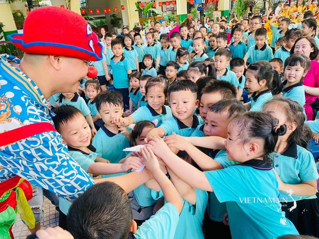 NHỮNG NỤ CƯỜI GIÒN TAN – KHOẢNH KHẮC TUỔI THƠ ĐÁNG NHỚ