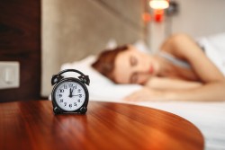 Negative gesundheitliche Anzeichen, wenn Sie weniger als 6 Stunden pro Tag schlafen