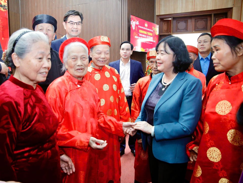 Bí thư Thành ủy Bùi Thị Minh Hoài ân cần hỏi thăm, chúc Tết các cụ cao niên huyện Chương Mỹ.