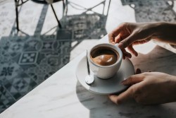 Warnung vor den schädlichen Auswirkungen des Kaffeetrinkens auf nüchternen Magen