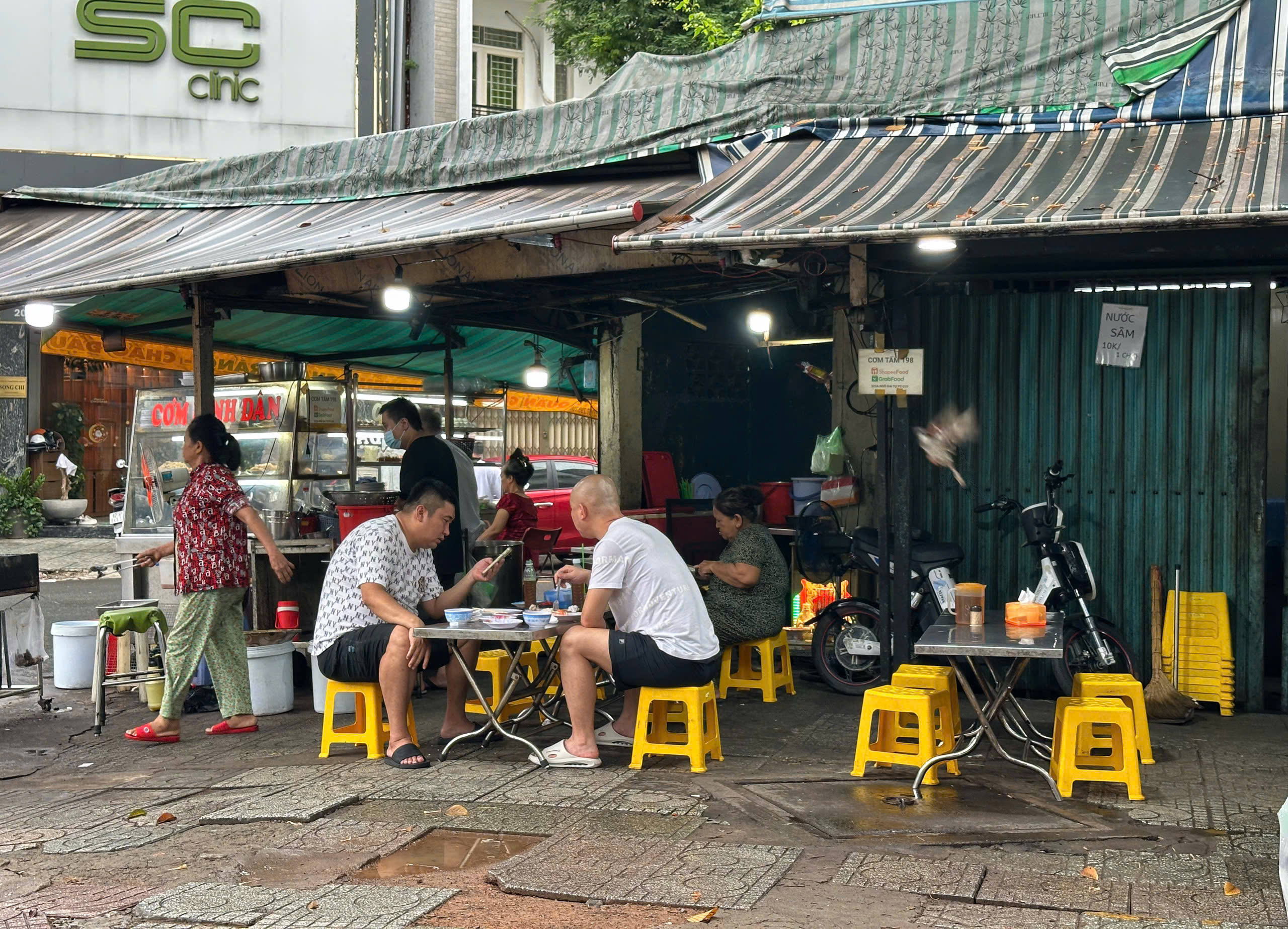 Cuối năm hàng quán TP.HCM than ế: Khách 'thắt chặt hầu bao' cho tết?- Ảnh 4.