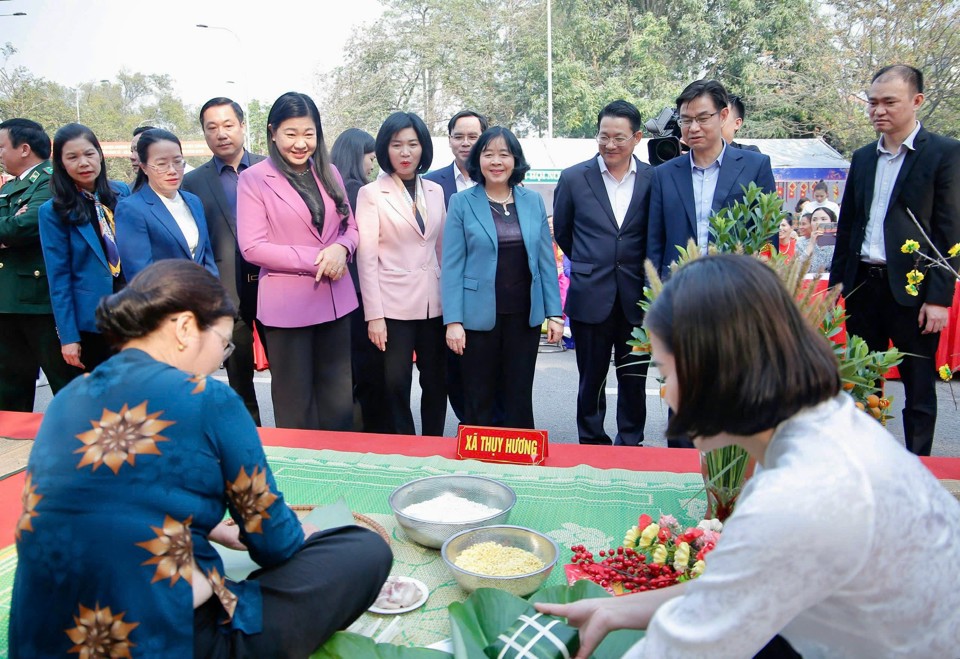 เลขาธิการคณะกรรมการพรรคประจำเมือง บุ้ย ถิ มินห์ โห่ย พร้อมผู้นำเมืองเยี่ยมชมบูธเทศกาลเต๊ตในเขตชวงมี