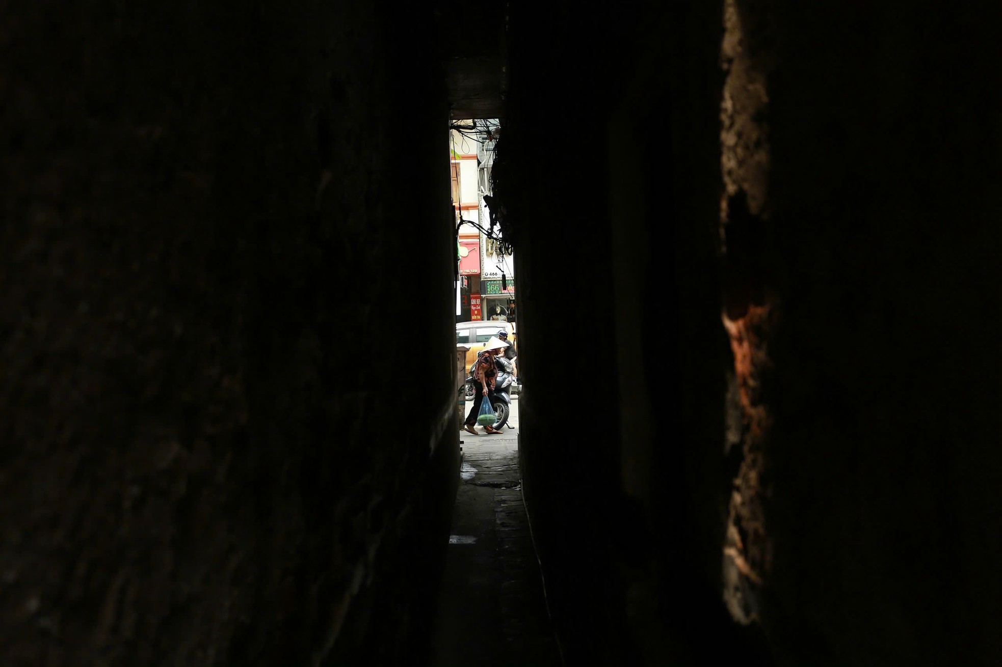 Un callejón muy pequeño en el corazón de Hanoi: las motos tienen que atravesar la pared para poder pasar. Foto 9