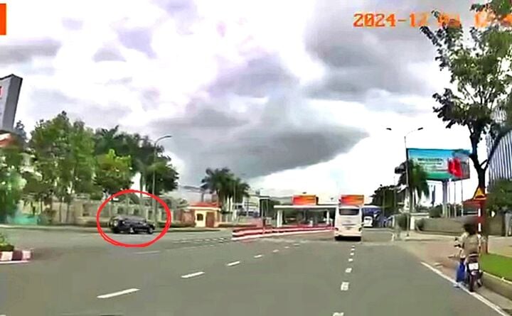 La voiture à plaque bleue roulait dans le mauvais sens. (Photo : extrait du clip)